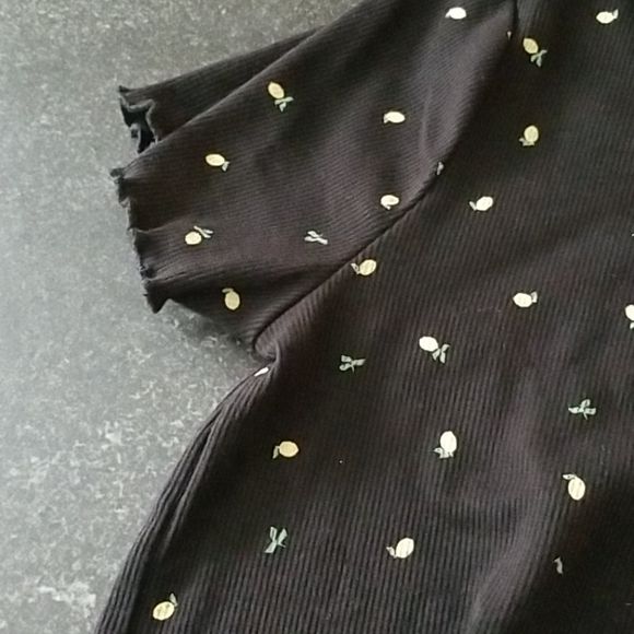 NWT  from Francesca's, ALYA ruffle edge ss shirt - Picture 3 of 4